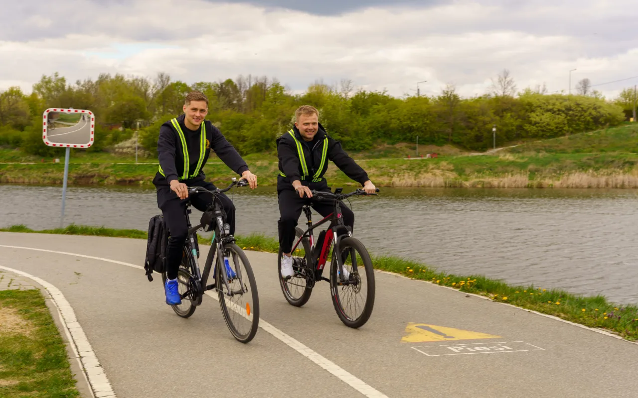 Rowerzyści podczas spotkania nad Zalewem Zadębie w Skierniewicach, zorganizowanego jako rozgrzewka przed Rowerową Stolicą Polski.