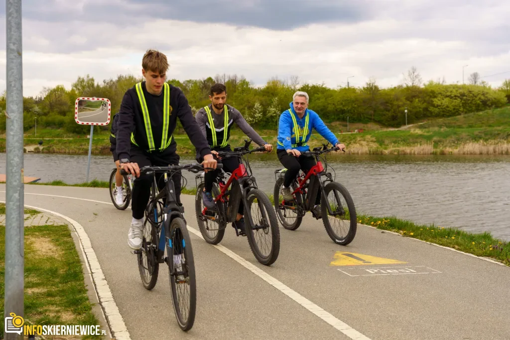 Rowerzyści podczas spotkania nad Zalewem Zadębie w Skierniewicach, zorganizowanego jako rozgrzewka przed Rowerową Stolicą Polski.
