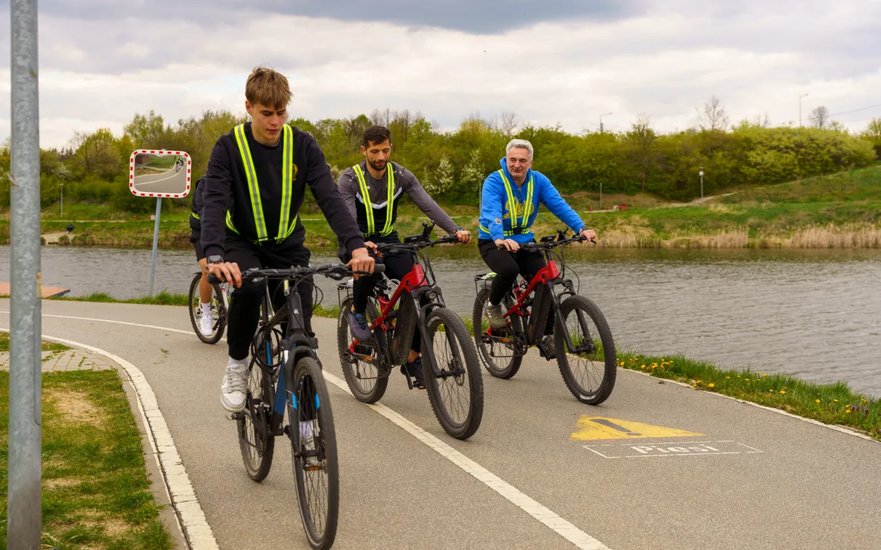 Rowerzyści podczas spotkania nad Zalewem Zadębie w Skierniewicach, zorganizowanego jako rozgrzewka przed Rowerową Stolicą Polski.