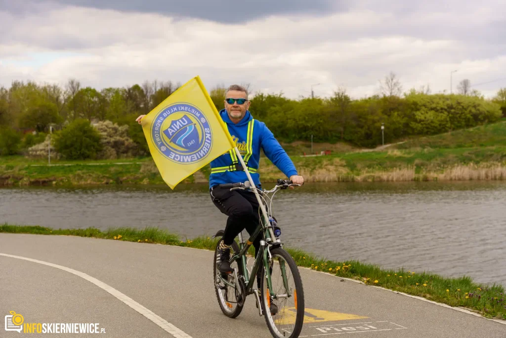 Rowerzyści podczas spotkania nad Zalewem Zadębie w Skierniewicach, zorganizowanego jako rozgrzewka przed Rowerową Stolicą Polski.