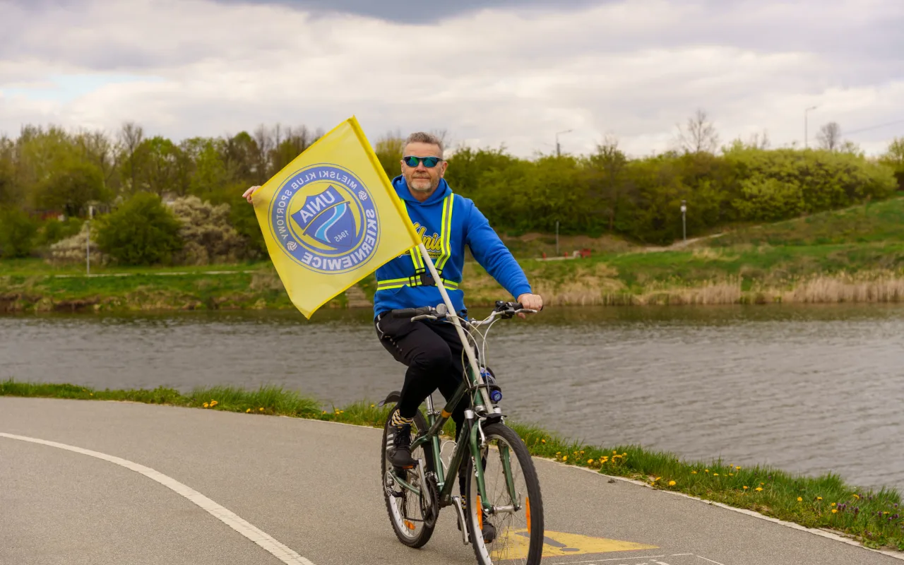 Rowerzyści podczas spotkania nad Zalewem Zadębie w Skierniewicach, zorganizowanego jako rozgrzewka przed Rowerową Stolicą Polski.