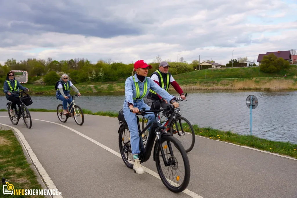Rowerzyści podczas spotkania nad Zalewem Zadębie w Skierniewicach, zorganizowanego jako rozgrzewka przed Rowerową Stolicą Polski.