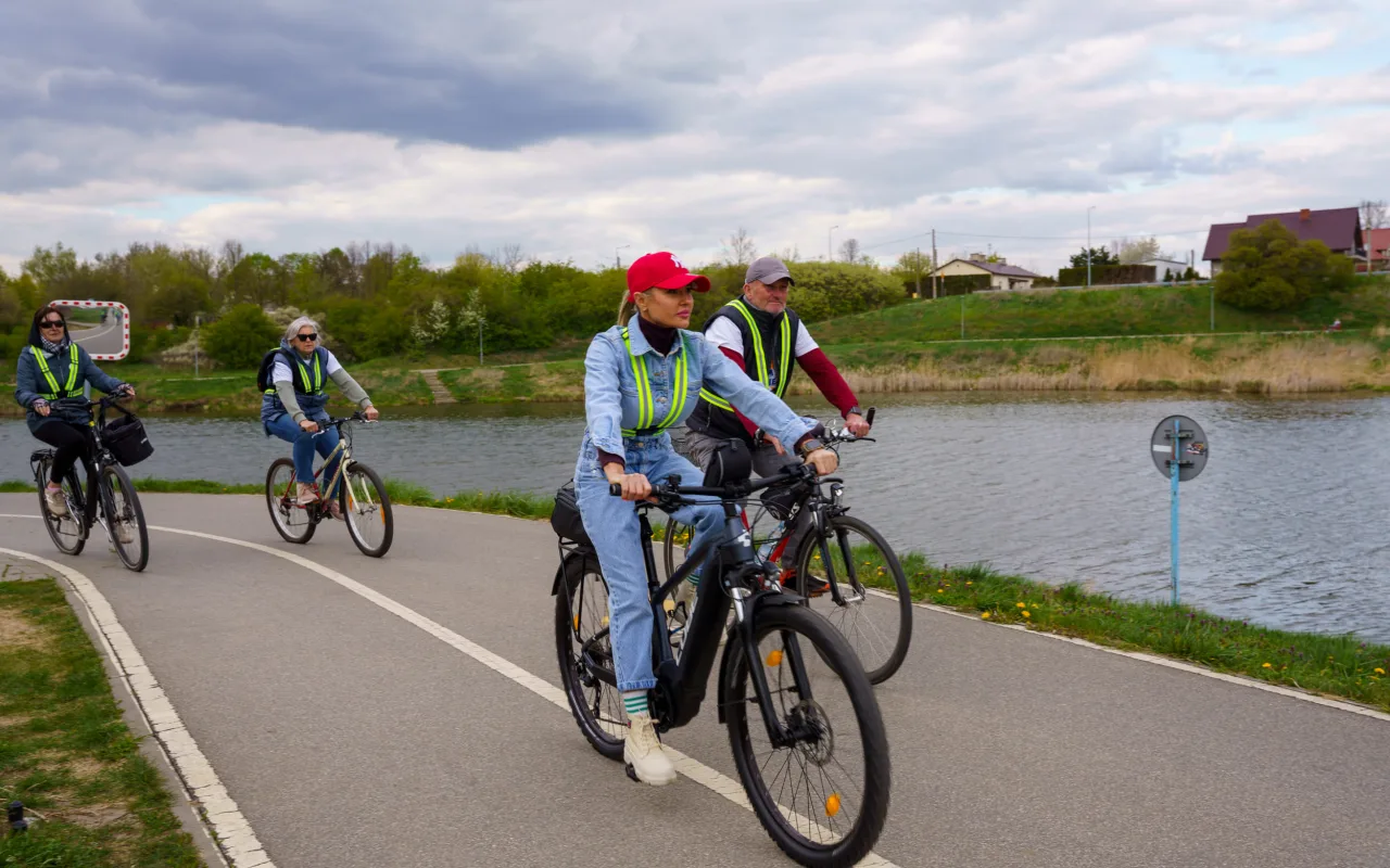 Rowerzyści podczas spotkania nad Zalewem Zadębie w Skierniewicach, zorganizowanego jako rozgrzewka przed Rowerową Stolicą Polski.