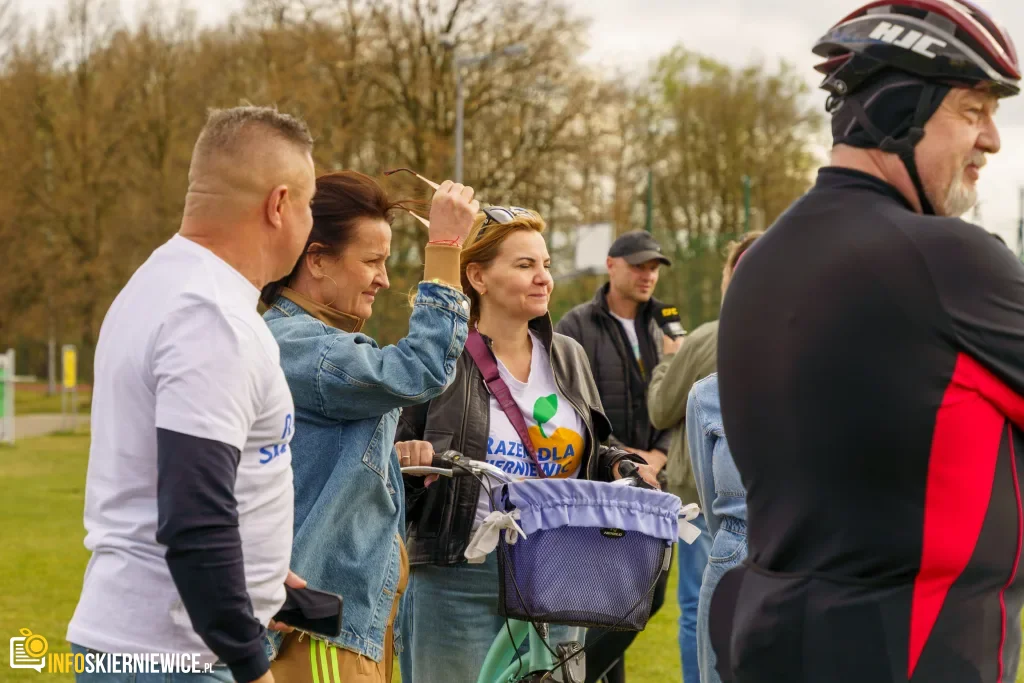 Rowerzyści podczas spotkania nad Zalewem Zadębie w Skierniewicach, zorganizowanego jako rozgrzewka przed Rowerową Stolicą Polski.