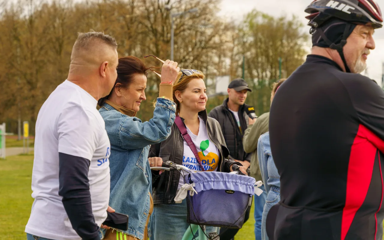 Rowerzyści podczas spotkania nad Zalewem Zadębie w Skierniewicach, zorganizowanego jako rozgrzewka przed Rowerową Stolicą Polski.