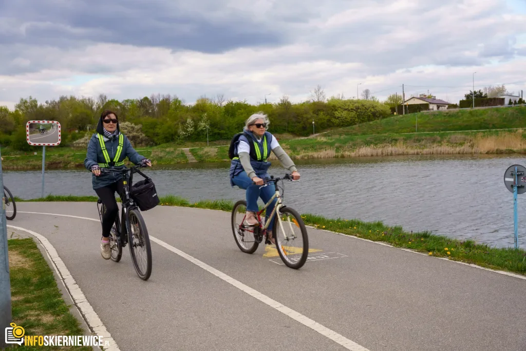 Rowerzyści podczas spotkania nad Zalewem Zadębie w Skierniewicach, zorganizowanego jako rozgrzewka przed Rowerową Stolicą Polski.