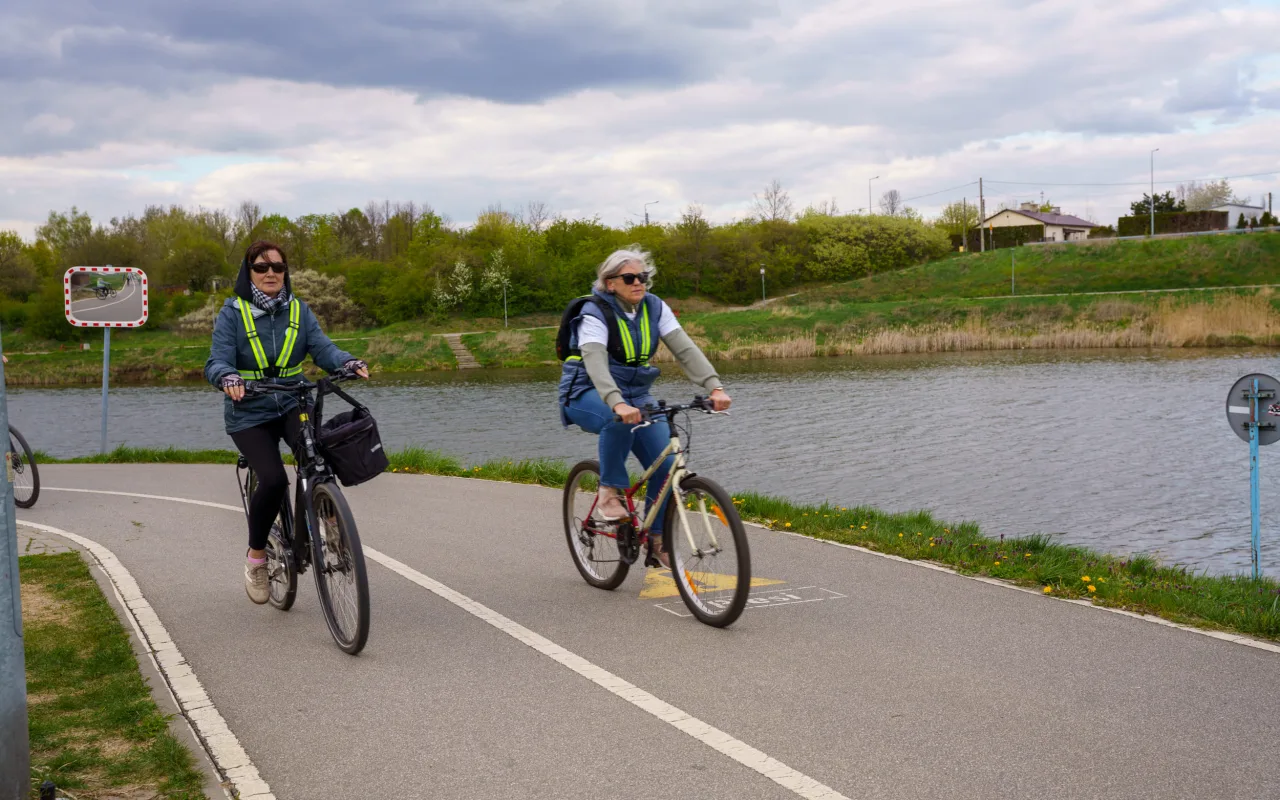 Rowerzyści podczas spotkania nad Zalewem Zadębie w Skierniewicach, zorganizowanego jako rozgrzewka przed Rowerową Stolicą Polski.
