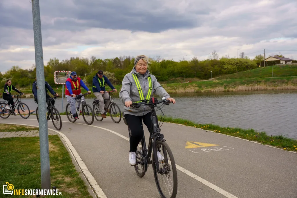 Rowerzyści podczas spotkania nad Zalewem Zadębie w Skierniewicach, zorganizowanego jako rozgrzewka przed Rowerową Stolicą Polski.