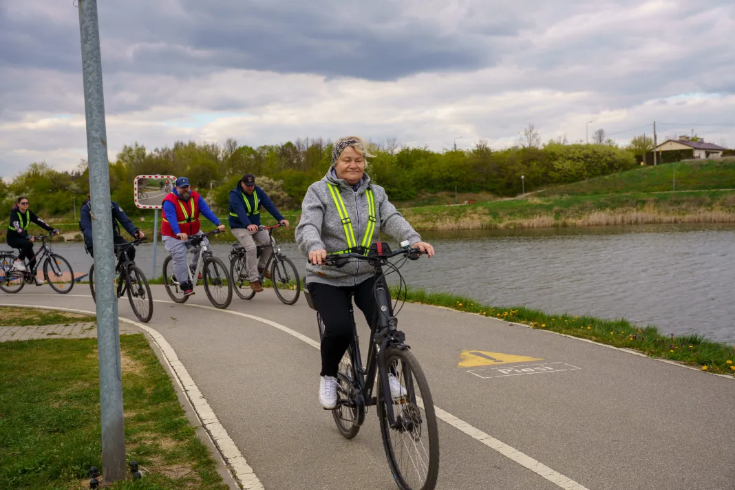 Rowerzyści podczas spotkania nad Zalewem Zadębie w Skierniewicach, zorganizowanego jako rozgrzewka przed Rowerową Stolicą Polski.