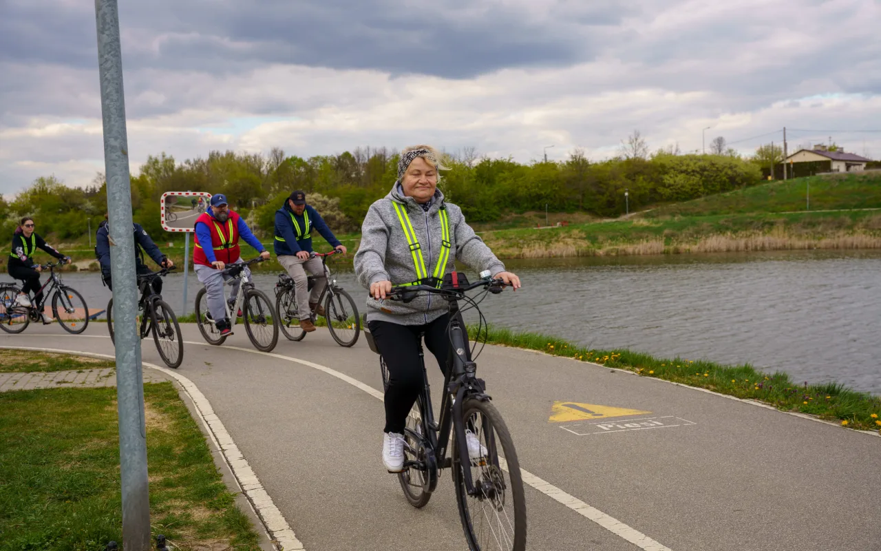 Rowerzyści podczas spotkania nad Zalewem Zadębie w Skierniewicach, zorganizowanego jako rozgrzewka przed Rowerową Stolicą Polski.