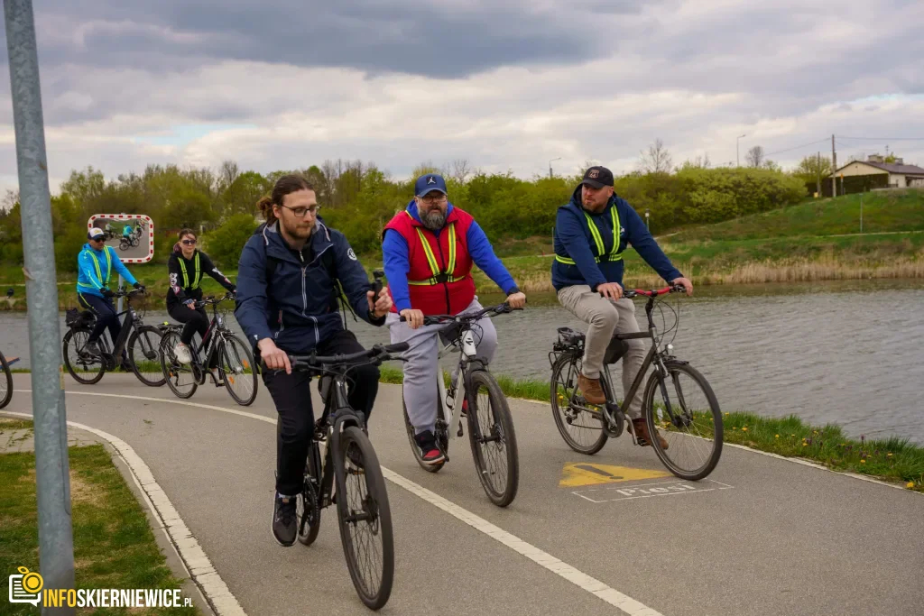 Rowerzyści podczas spotkania nad Zalewem Zadębie w Skierniewicach, zorganizowanego jako rozgrzewka przed Rowerową Stolicą Polski.