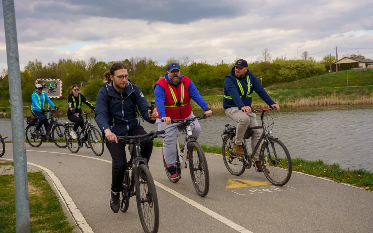Rowerzyści podczas spotkania nad Zalewem Zadębie w Skierniewicach, zorganizowanego jako rozgrzewka przed Rowerową Stolicą Polski.