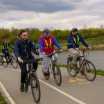 Rowerzyści podczas spotkania nad Zalewem Zadębie w Skierniewicach, zorganizowanego jako rozgrzewka przed Rowerową Stolicą Polski.