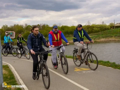 Rowerzyści podczas spotkania nad Zalewem Zadębie w Skierniewicach, zorganizowanego jako rozgrzewka przed Rowerową Stolicą Polski.