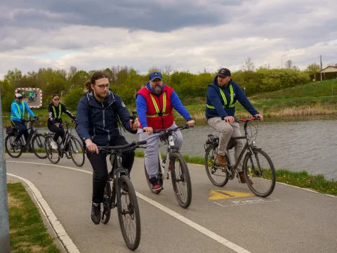 Rowerzyści podczas spotkania nad Zalewem Zadębie w Skierniewicach, zorganizowanego jako rozgrzewka przed Rowerową Stolicą Polski.