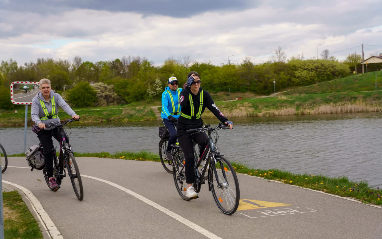 Rowerzyści podczas spotkania nad Zalewem Zadębie w Skierniewicach, zorganizowanego jako rozgrzewka przed Rowerową Stolicą Polski.
