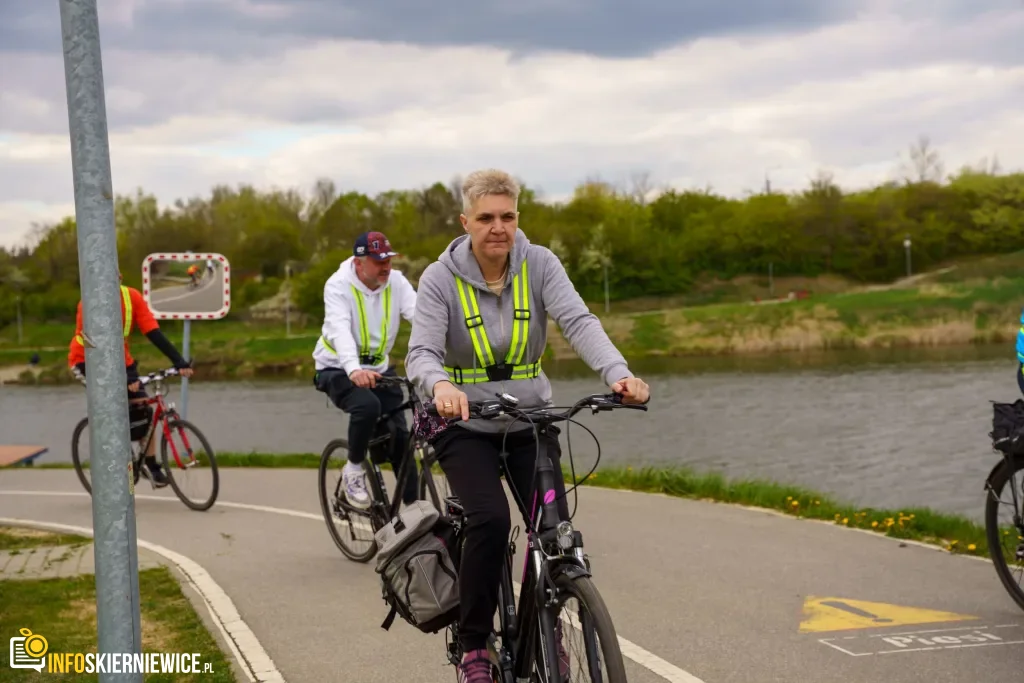 Rowerzyści podczas spotkania nad Zalewem Zadębie w Skierniewicach, zorganizowanego jako rozgrzewka przed Rowerową Stolicą Polski.