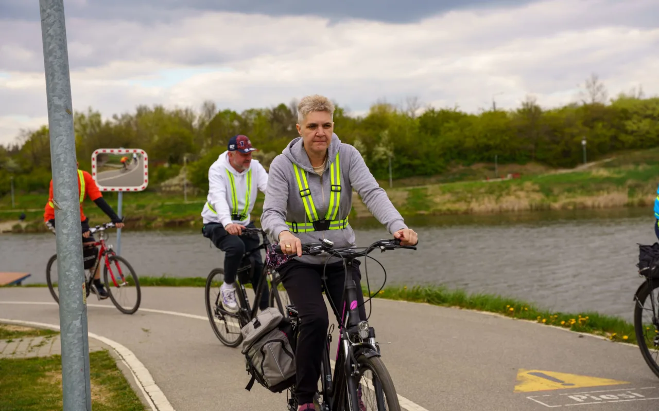 Rowerzyści podczas spotkania nad Zalewem Zadębie w Skierniewicach, zorganizowanego jako rozgrzewka przed Rowerową Stolicą Polski.