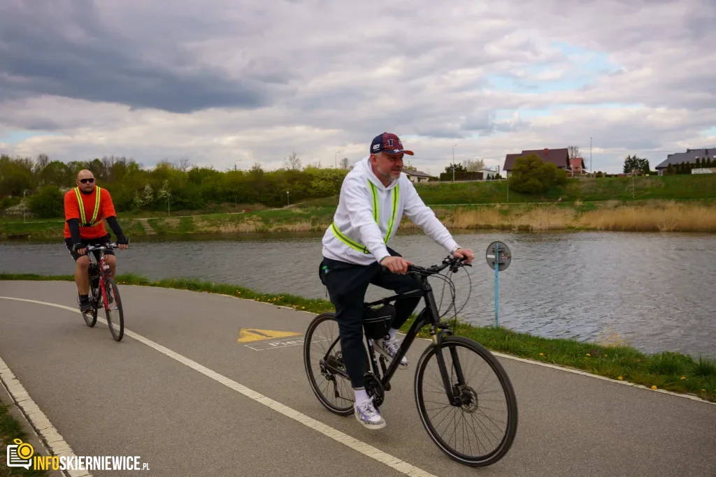 Rowerzyści podczas spotkania nad Zalewem Zadębie w Skierniewicach, zorganizowanego jako rozgrzewka przed Rowerową Stolicą Polski.