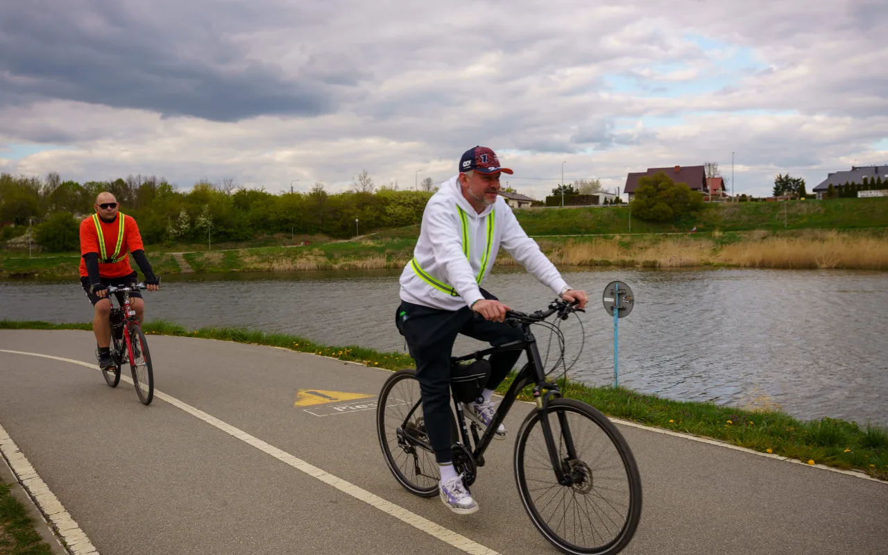 Rowerzyści podczas spotkania nad Zalewem Zadębie w Skierniewicach, zorganizowanego jako rozgrzewka przed Rowerową Stolicą Polski.