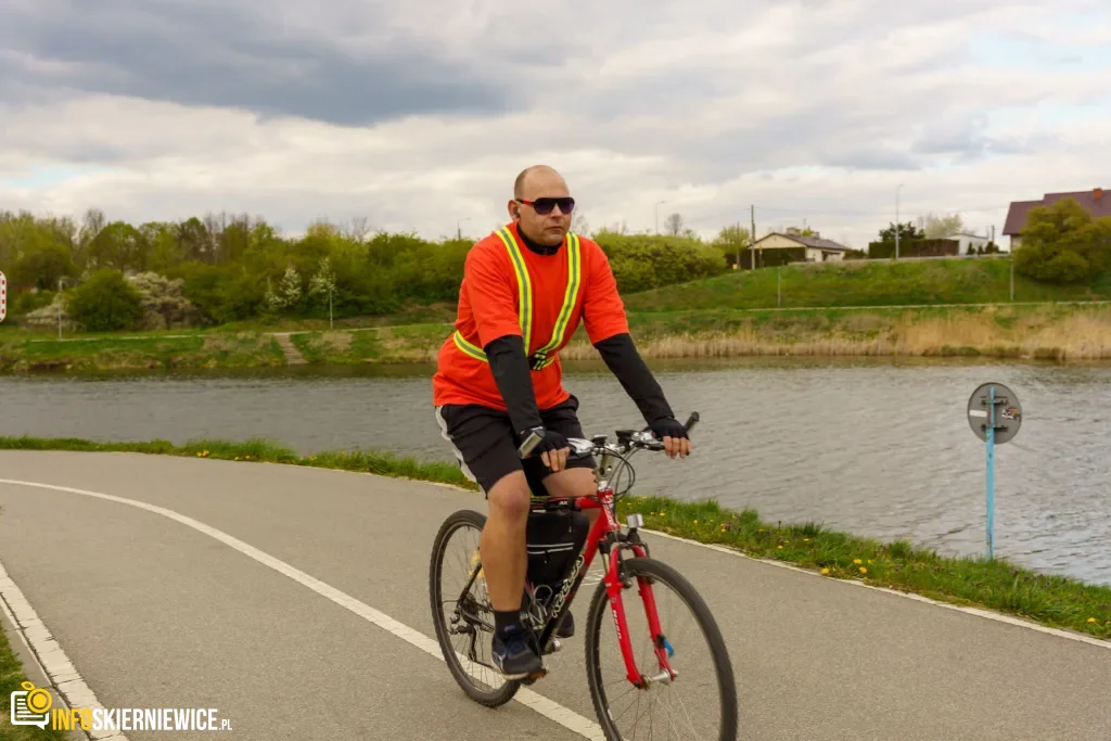 Rowerzyści podczas spotkania nad Zalewem Zadębie w Skierniewicach, zorganizowanego jako rozgrzewka przed Rowerową Stolicą Polski.