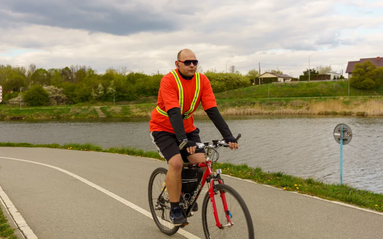 Rowerzyści podczas spotkania nad Zalewem Zadębie w Skierniewicach, zorganizowanego jako rozgrzewka przed Rowerową Stolicą Polski.