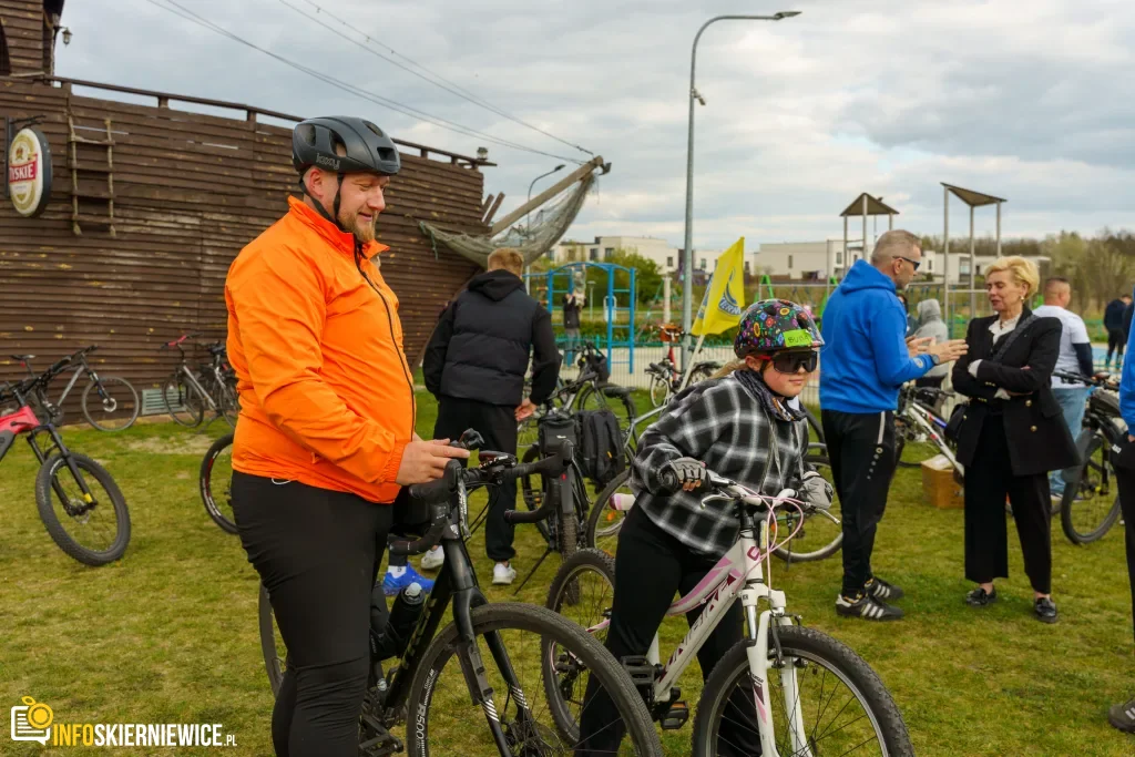 Rowerzyści podczas spotkania nad Zalewem Zadębie w Skierniewicach, zorganizowanego jako rozgrzewka przed Rowerową Stolicą Polski.