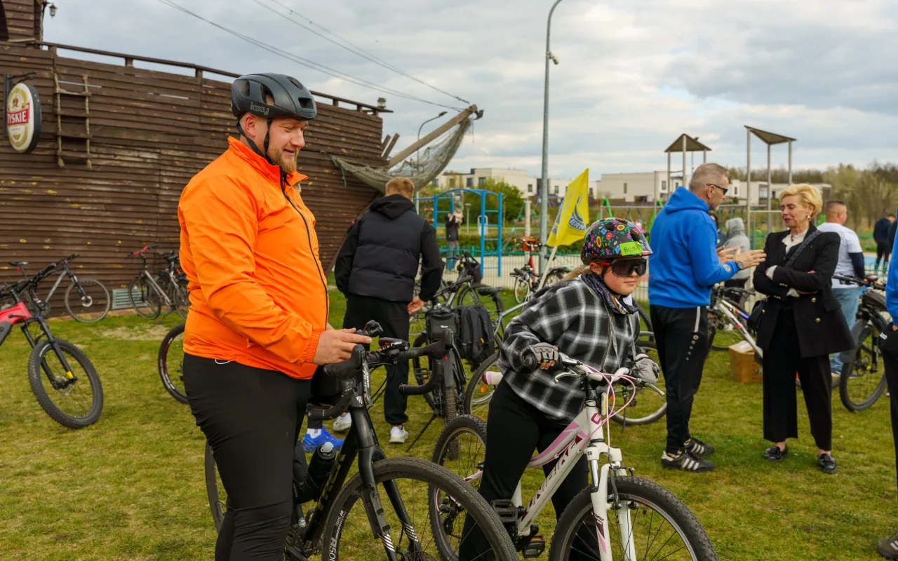 Rowerzyści podczas spotkania nad Zalewem Zadębie w Skierniewicach, zorganizowanego jako rozgrzewka przed Rowerową Stolicą Polski.