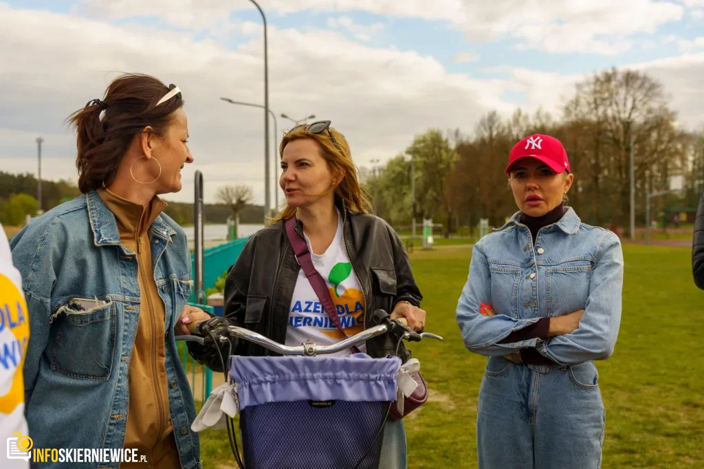 Rowerzyści podczas spotkania nad Zalewem Zadębie w Skierniewicach, zorganizowanego jako rozgrzewka przed Rowerową Stolicą Polski.