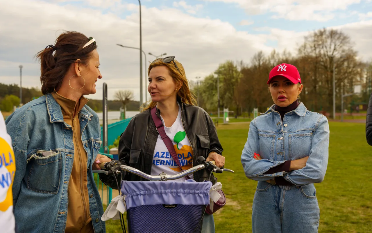 Rowerzyści podczas spotkania nad Zalewem Zadębie w Skierniewicach, zorganizowanego jako rozgrzewka przed Rowerową Stolicą Polski.