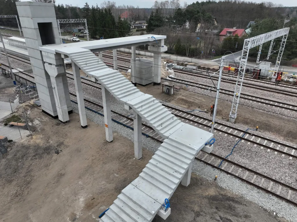 kładka w Bełchowie, modernizacja linii Skierniewice Łowicz, stacja Bełchów, inwestycje kolejowe, Track Tec Construction