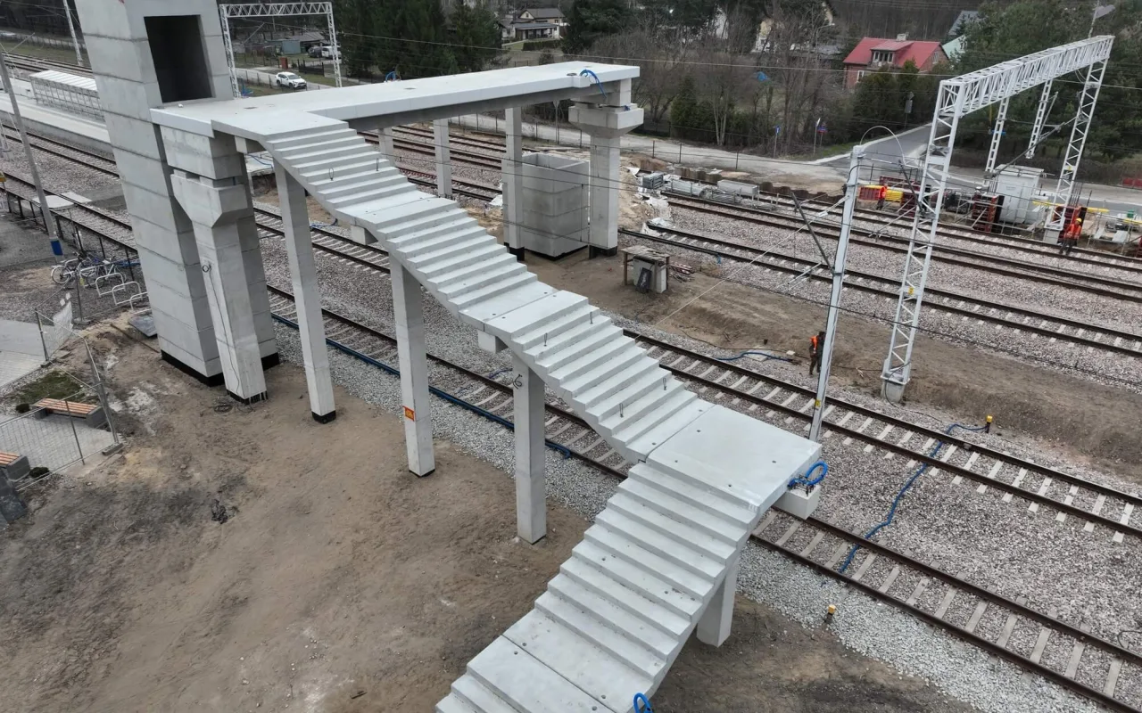 kładka w Bełchowie, modernizacja linii Skierniewice Łowicz, stacja Bełchów, inwestycje kolejowe, Track Tec Construction