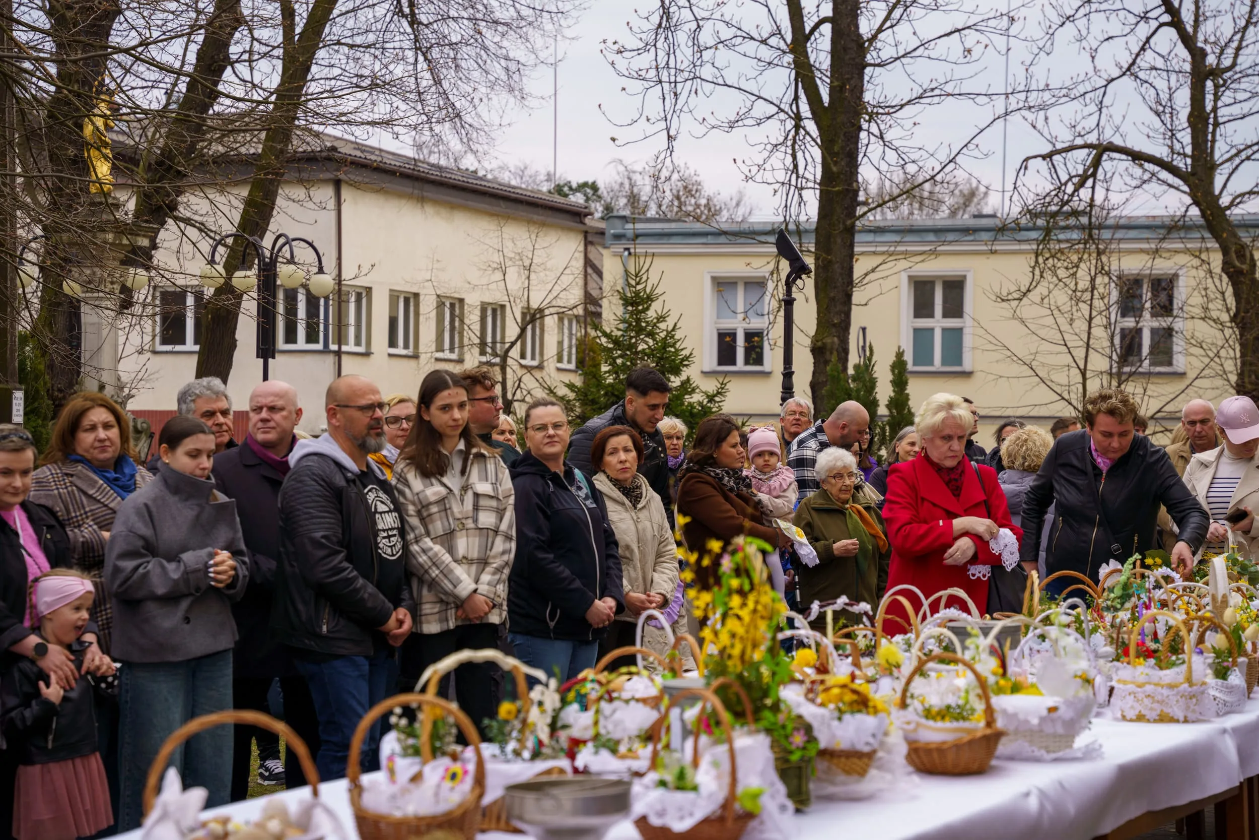 Święcenie pokarmów 2026 w Skierniewicach. Tłumy u św. Jakuba i św. Stanisława [ZDJĘCIA] — zdjęcie 11 z 70