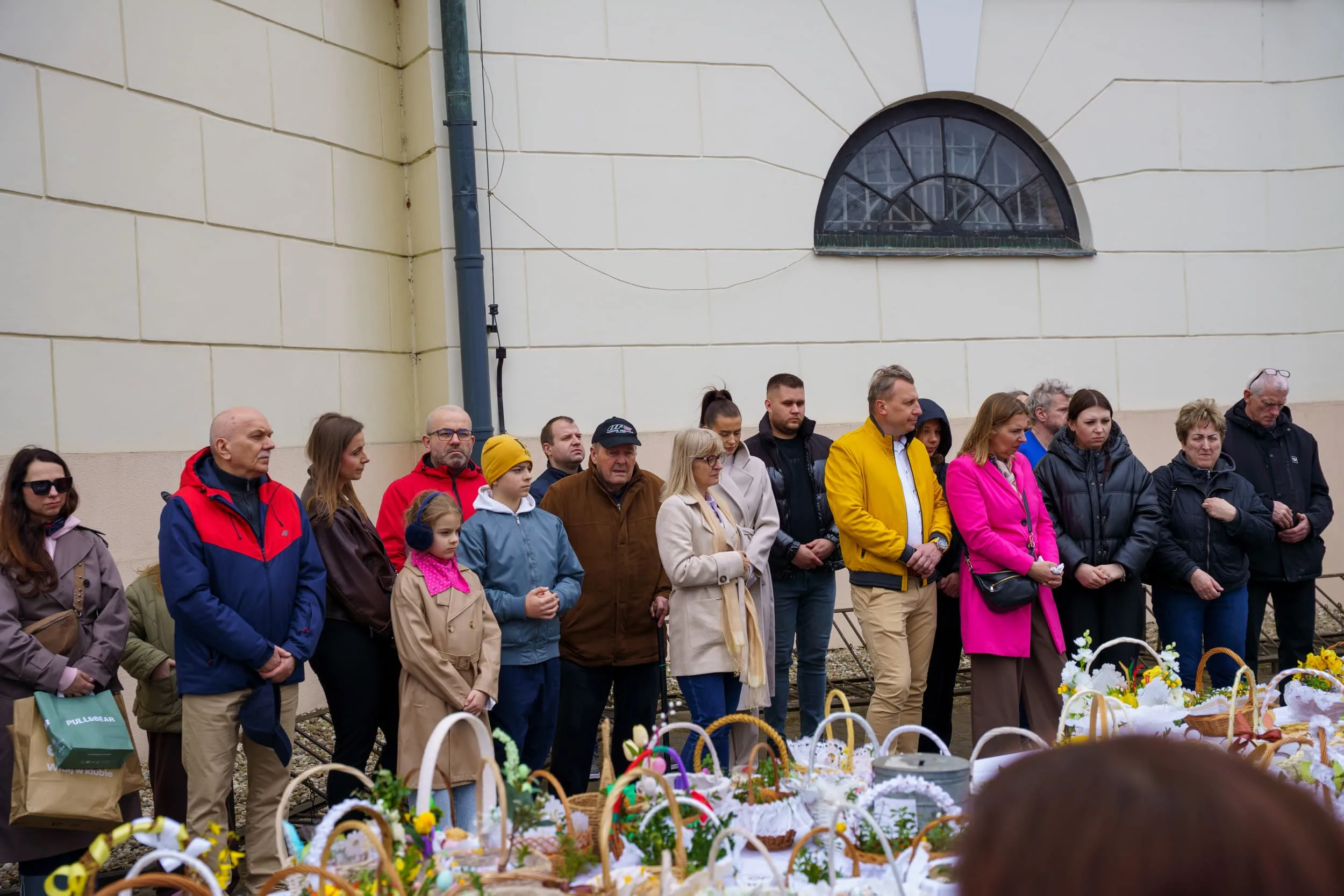 Święcenie pokarmów 2026 w Skierniewicach. Tłumy u św. Jakuba i św. Stanisława [ZDJĘCIA] — zdjęcie 12 z 70