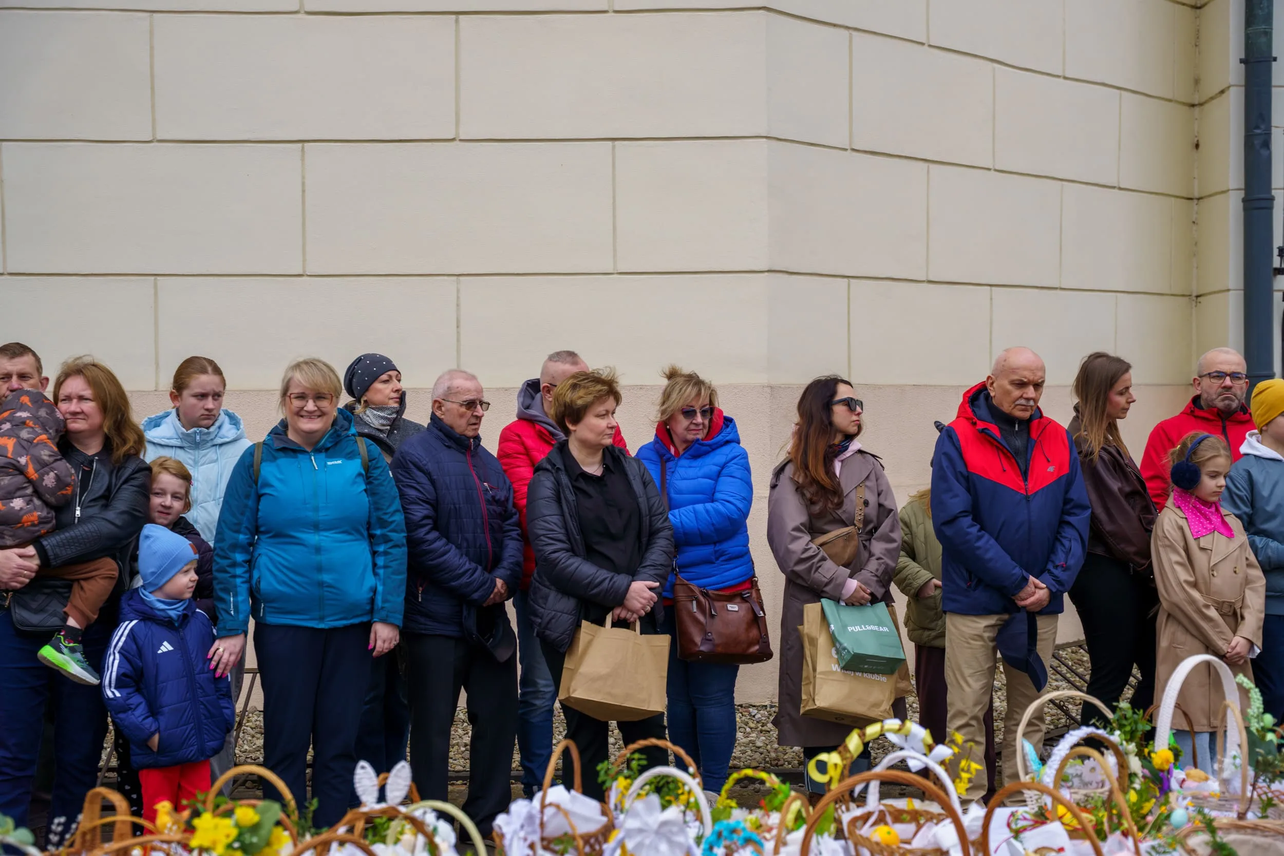 Święcenie pokarmów 2026 w Skierniewicach. Tłumy u św. Jakuba i św. Stanisława [ZDJĘCIA] — zdjęcie 13 z 70