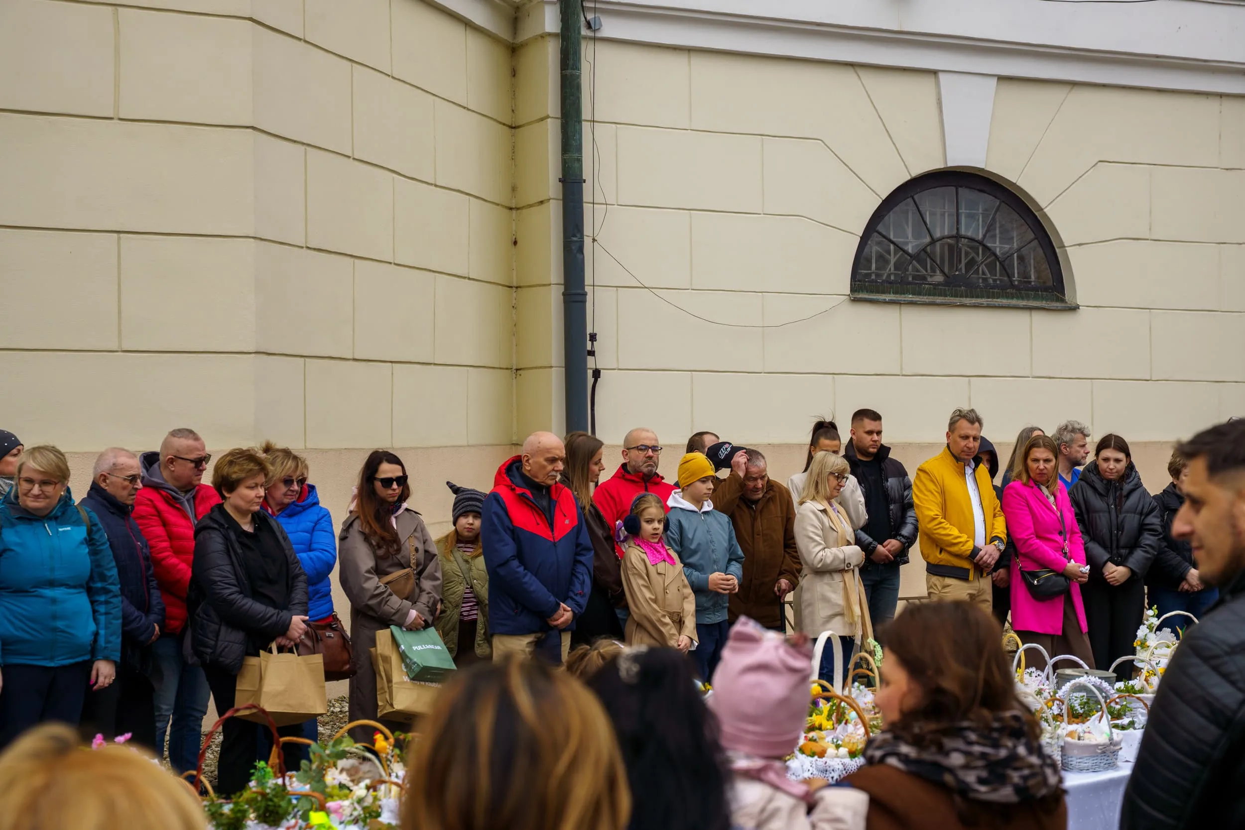 Święcenie pokarmów 2026 w Skierniewicach. Tłumy u św. Jakuba i św. Stanisława [ZDJĘCIA] — zdjęcie 14 z 70