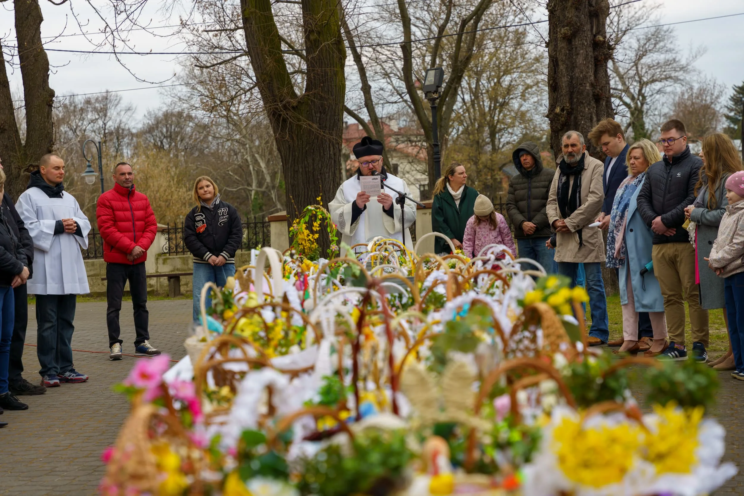 Święcenie pokarmów 2026 w Skierniewicach. Tłumy u św. Jakuba i św. Stanisława [ZDJĘCIA]
