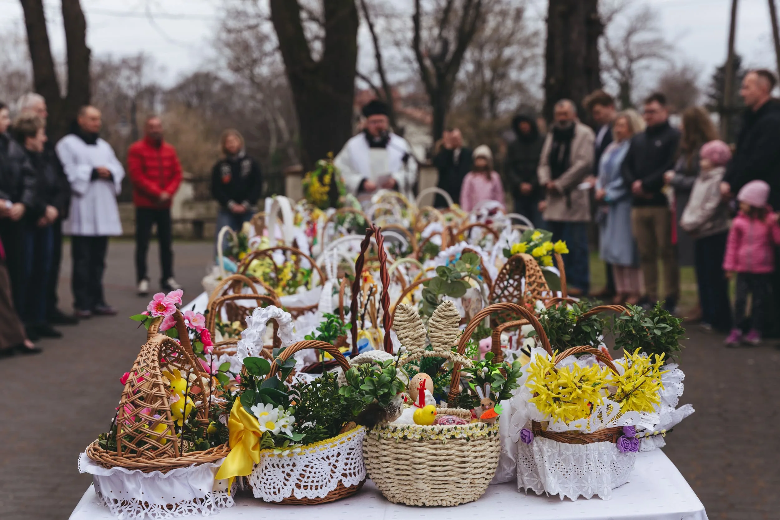 Święcenie pokarmów 2026 w Skierniewicach. Tłumy u św. Jakuba i św. Stanisława [ZDJĘCIA] — zdjęcie 18 z 70