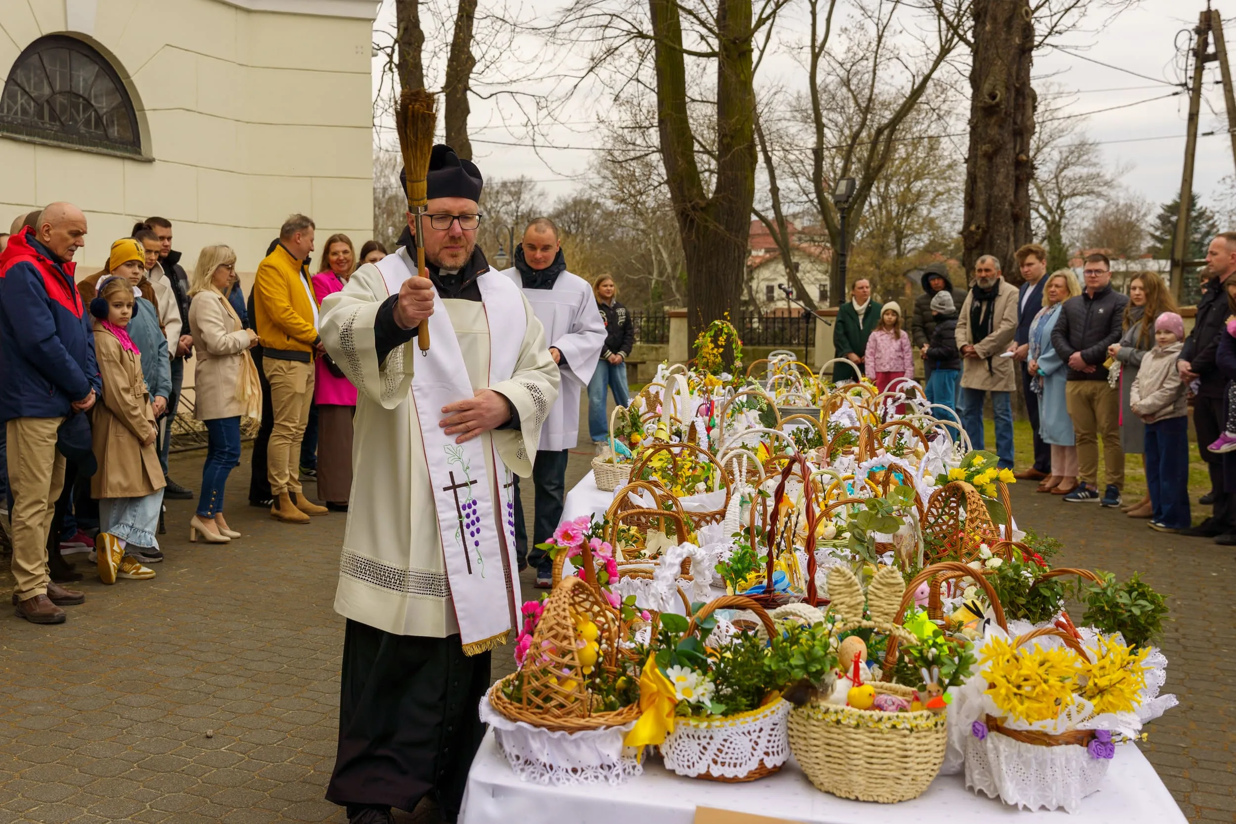 Święcenie pokarmów 2026 w Skierniewicach. Tłumy u św. Jakuba i św. Stanisława [ZDJĘCIA] — zdjęcie 19 z 70