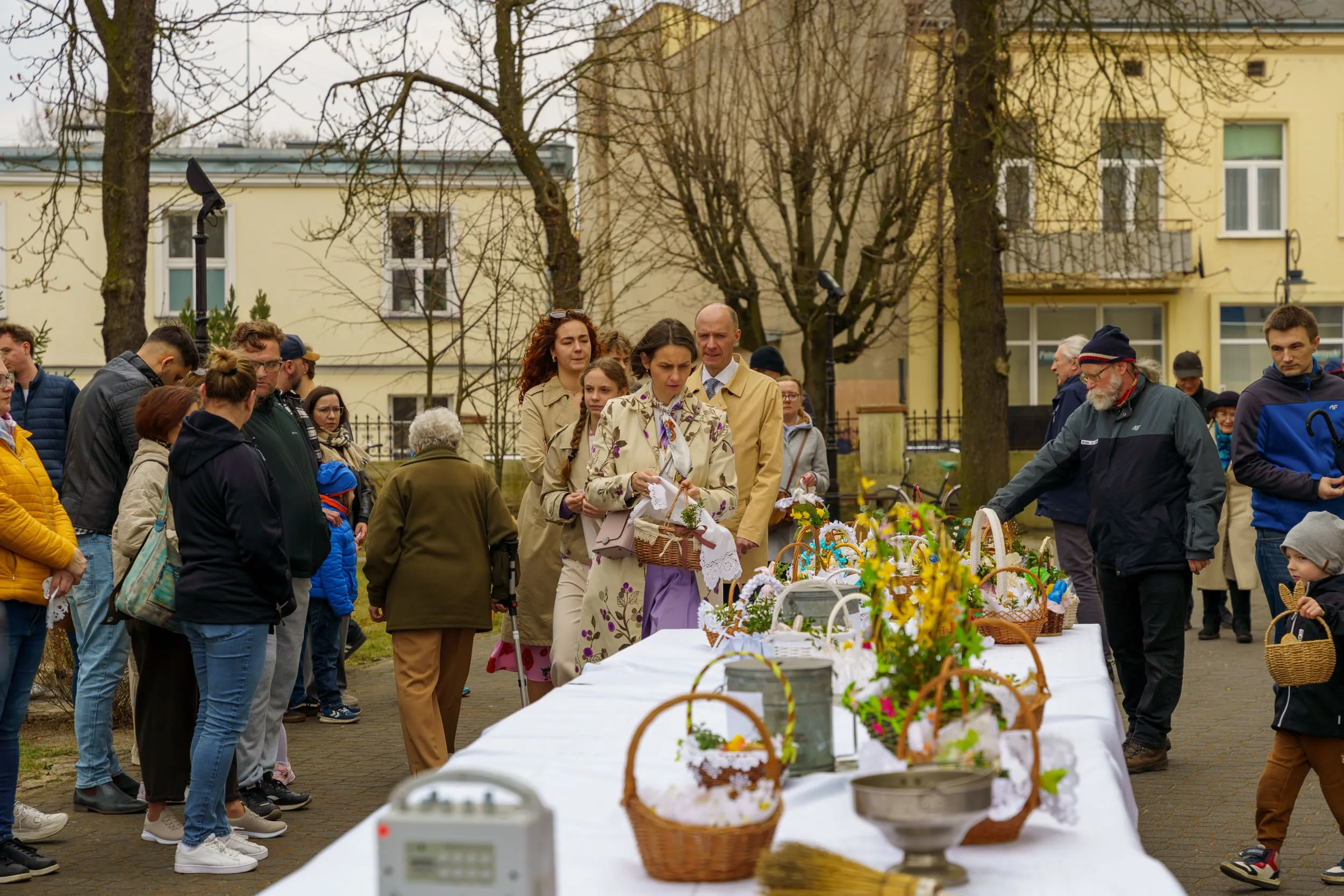 Święcenie pokarmów 2026 w Skierniewicach. Tłumy u św. Jakuba i św. Stanisława [ZDJĘCIA]