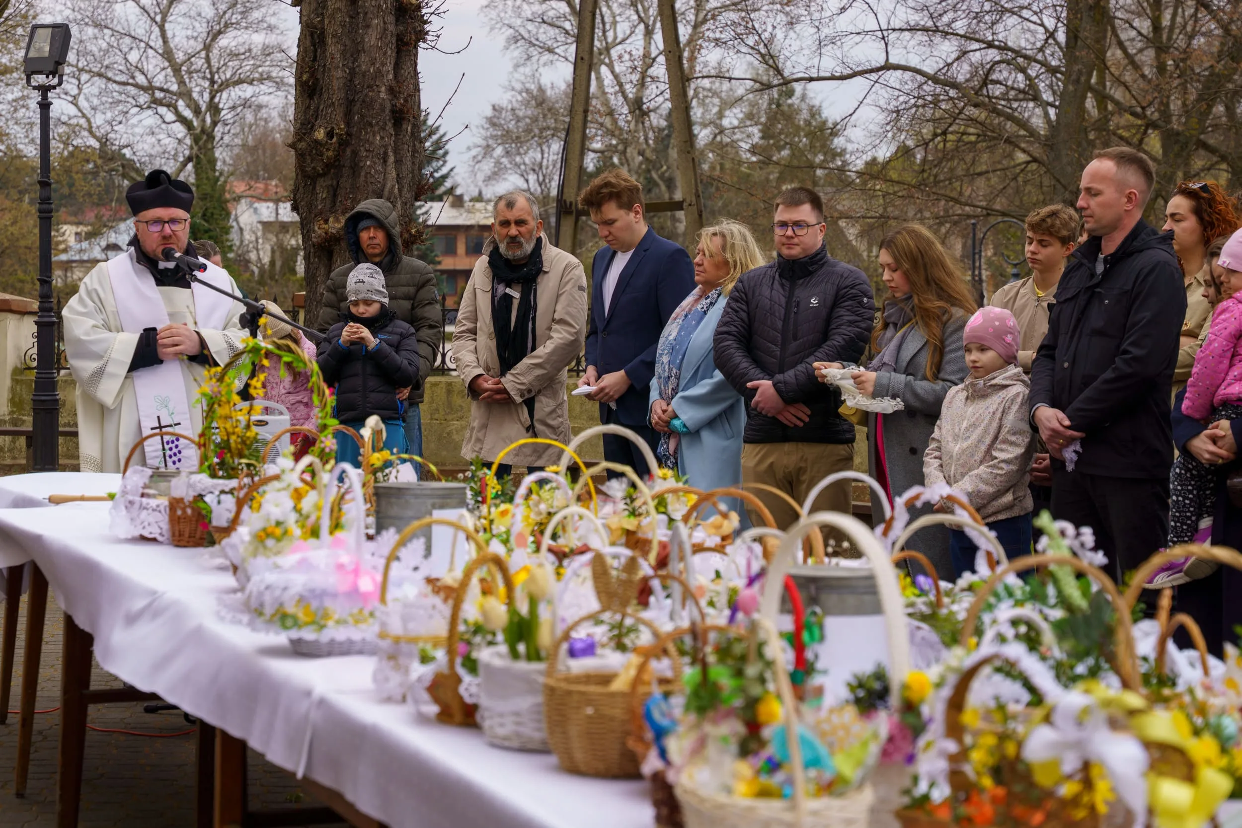 Święcenie pokarmów 2026 w Skierniewicach. Tłumy u św. Jakuba i św. Stanisława [ZDJĘCIA] — zdjęcie 24 z 70