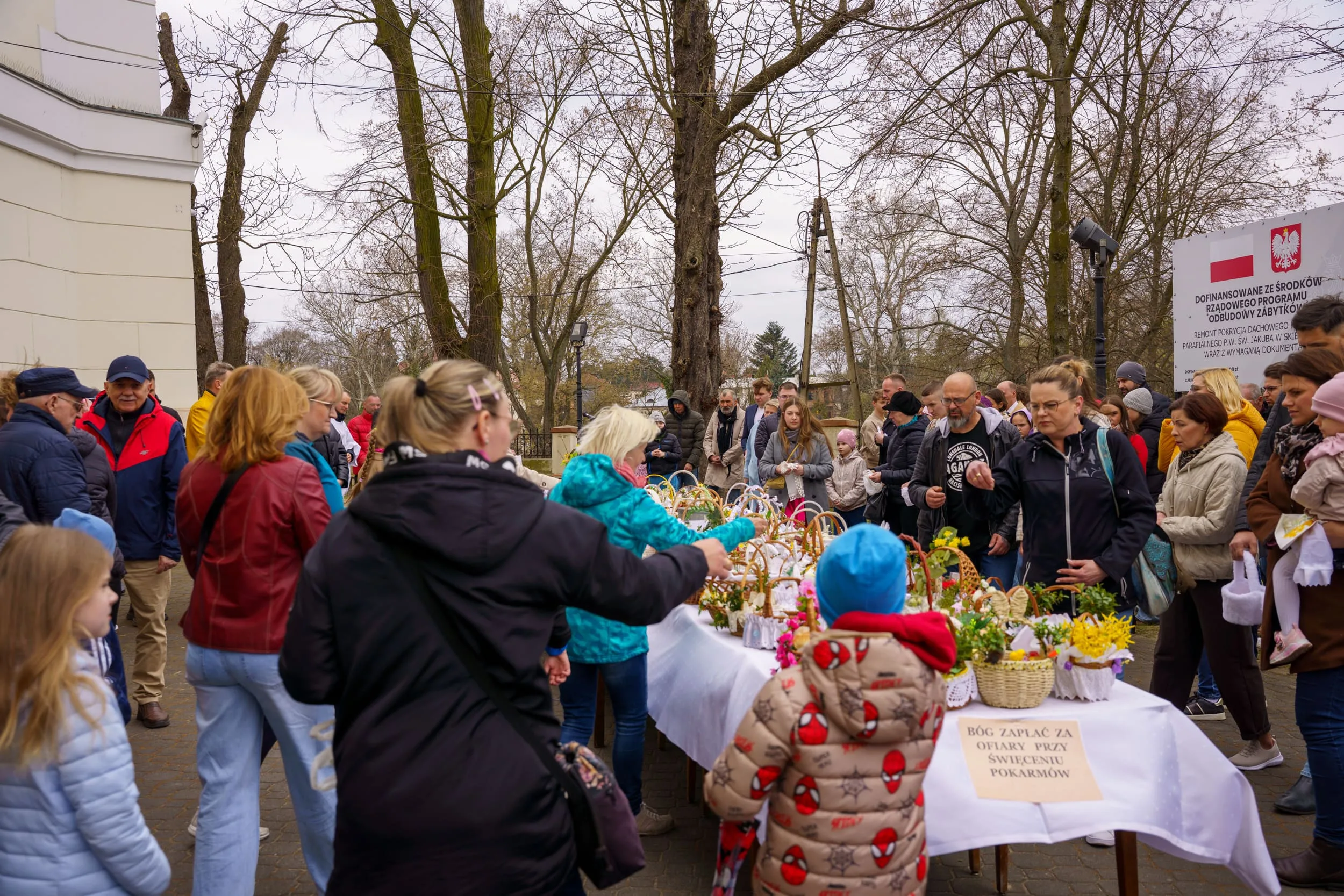 Święcenie pokarmów 2026 w Skierniewicach. Tłumy u św. Jakuba i św. Stanisława [ZDJĘCIA] — zdjęcie 26 z 70