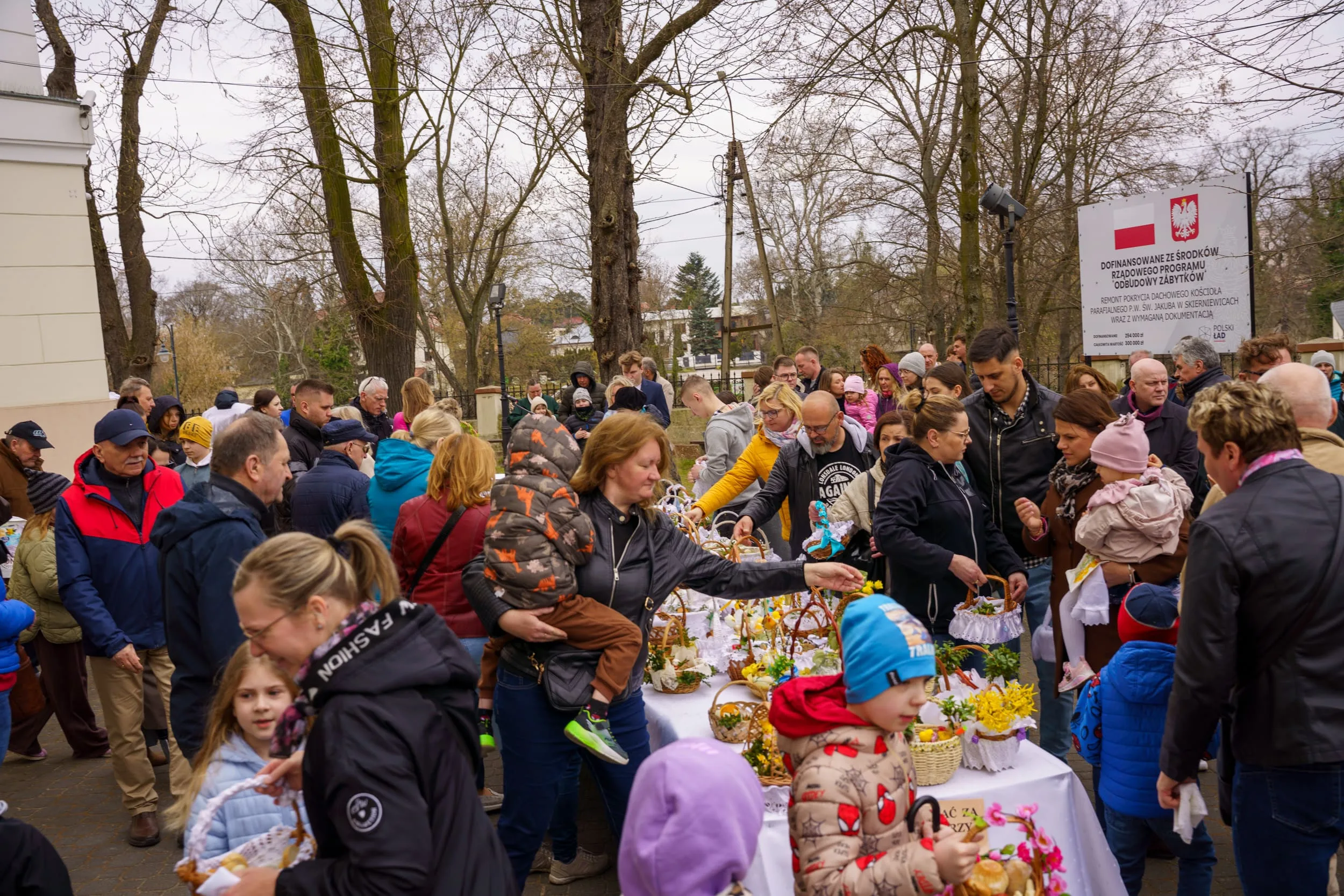 Święcenie pokarmów 2026 w Skierniewicach. Tłumy u św. Jakuba i św. Stanisława [ZDJĘCIA] — zdjęcie 27 z 70
