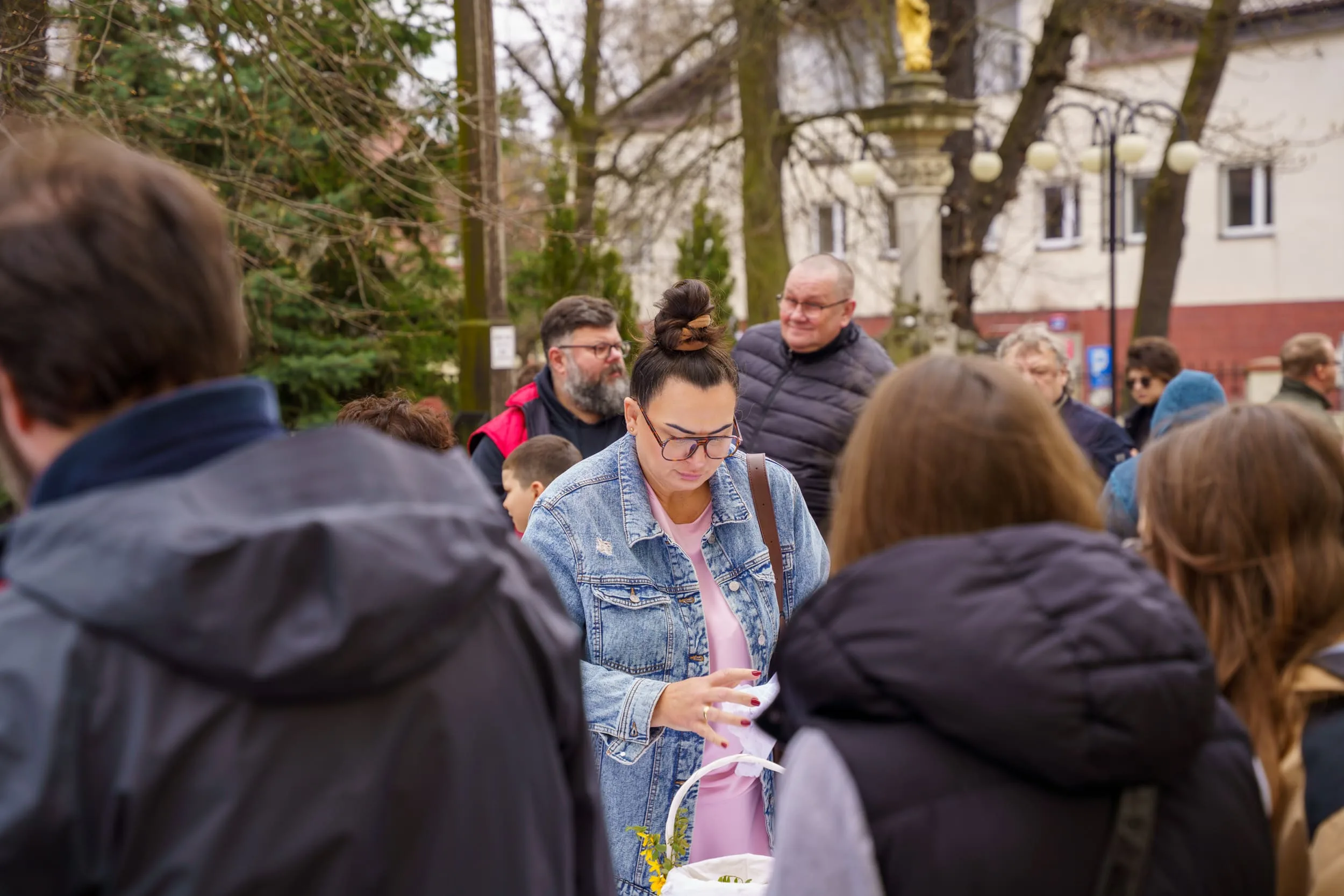 Święcenie pokarmów 2026 w Skierniewicach. Tłumy u św. Jakuba i św. Stanisława [ZDJĘCIA] — zdjęcie 30 z 70