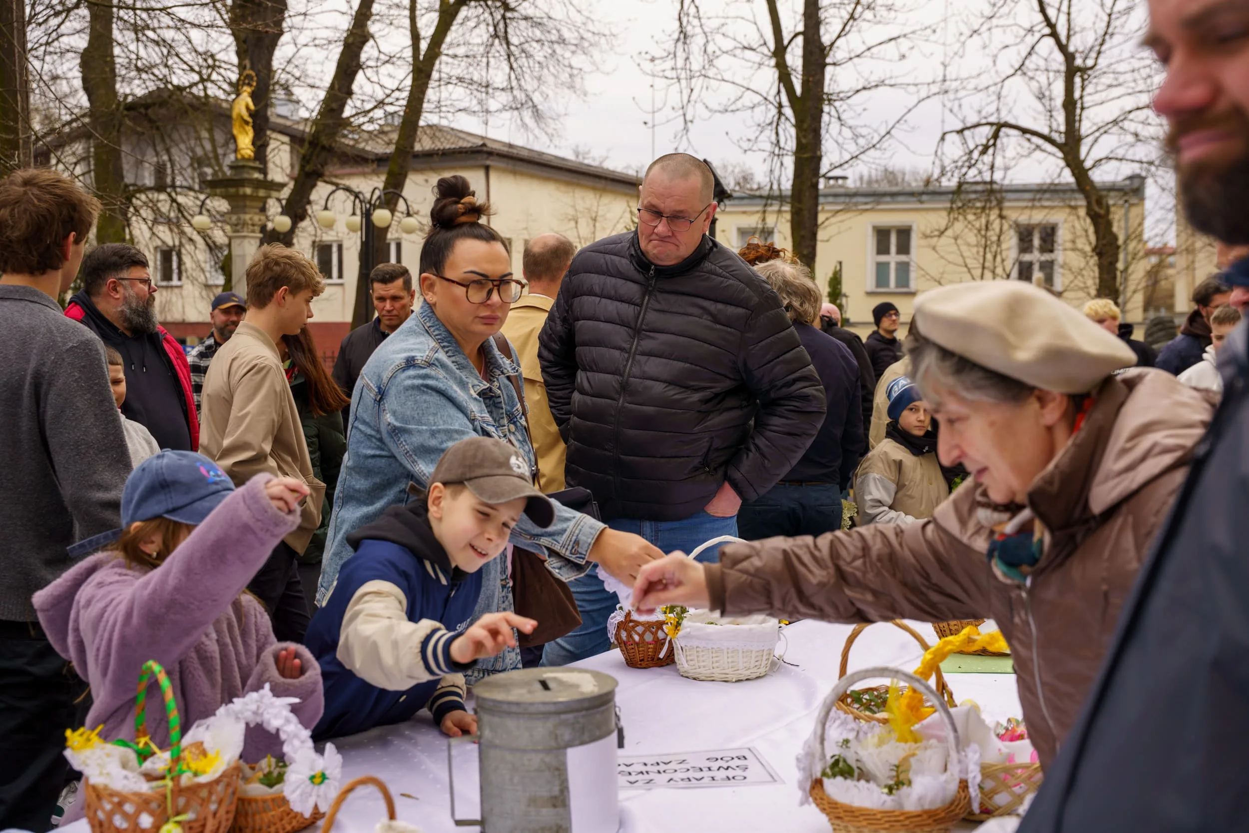 Święcenie pokarmów 2026 w Skierniewicach. Tłumy u św. Jakuba i św. Stanisława [ZDJĘCIA] — zdjęcie 32 z 70