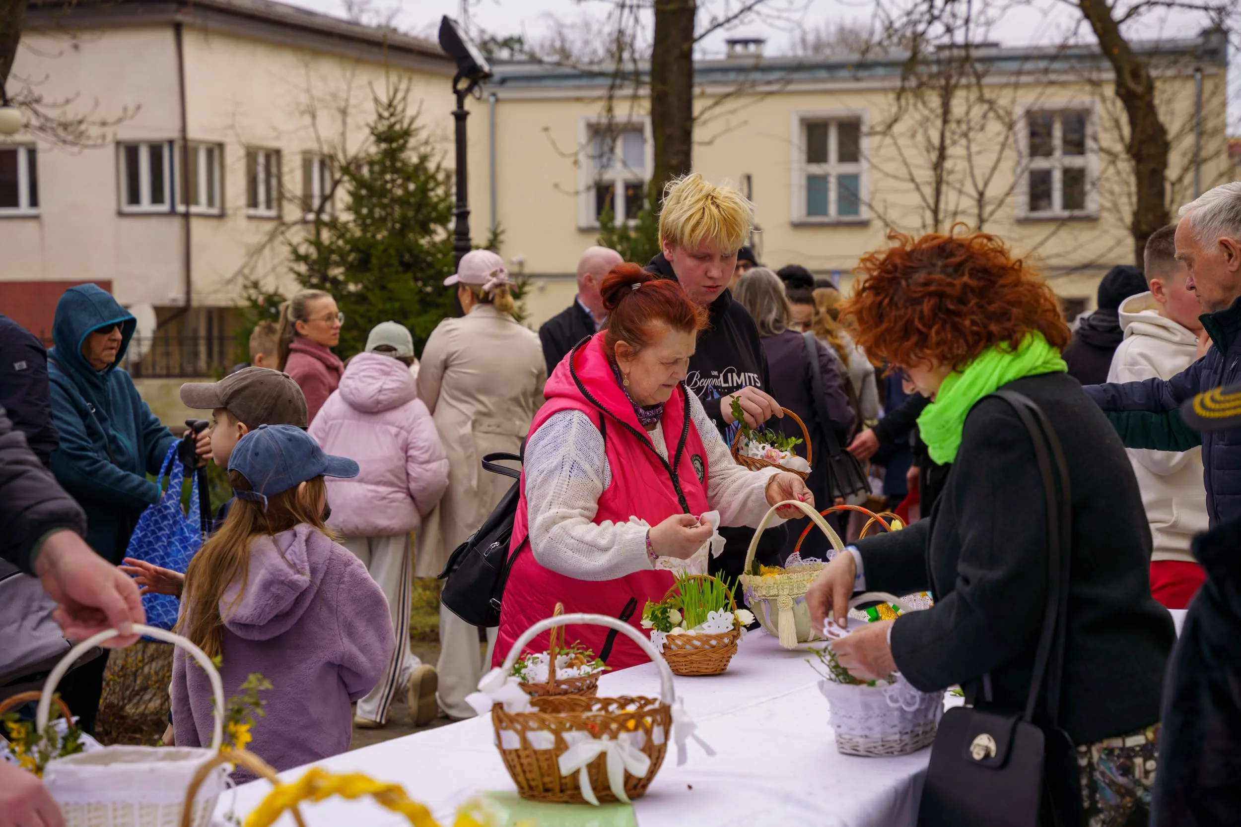 Święcenie pokarmów 2026 w Skierniewicach. Tłumy u św. Jakuba i św. Stanisława [ZDJĘCIA] — zdjęcie 33 z 70