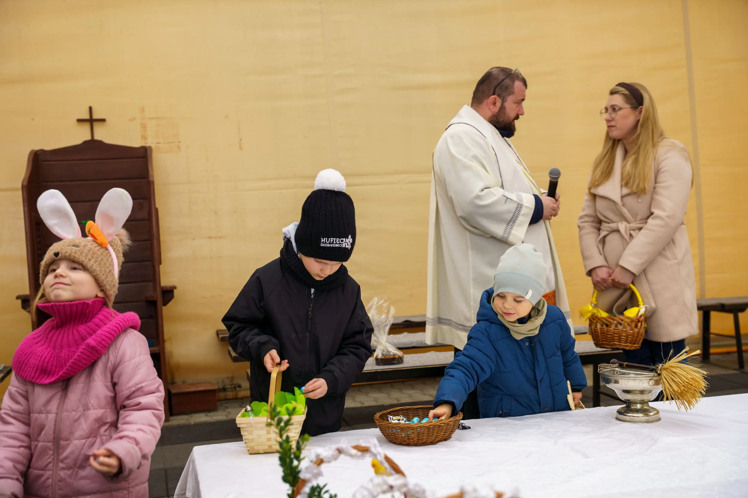 Święcenie pokarmów 2026 w Skierniewicach. Tłumy u św. Jakuba i św. Stanisława [ZDJĘCIA] — zdjęcie 35 z 70
