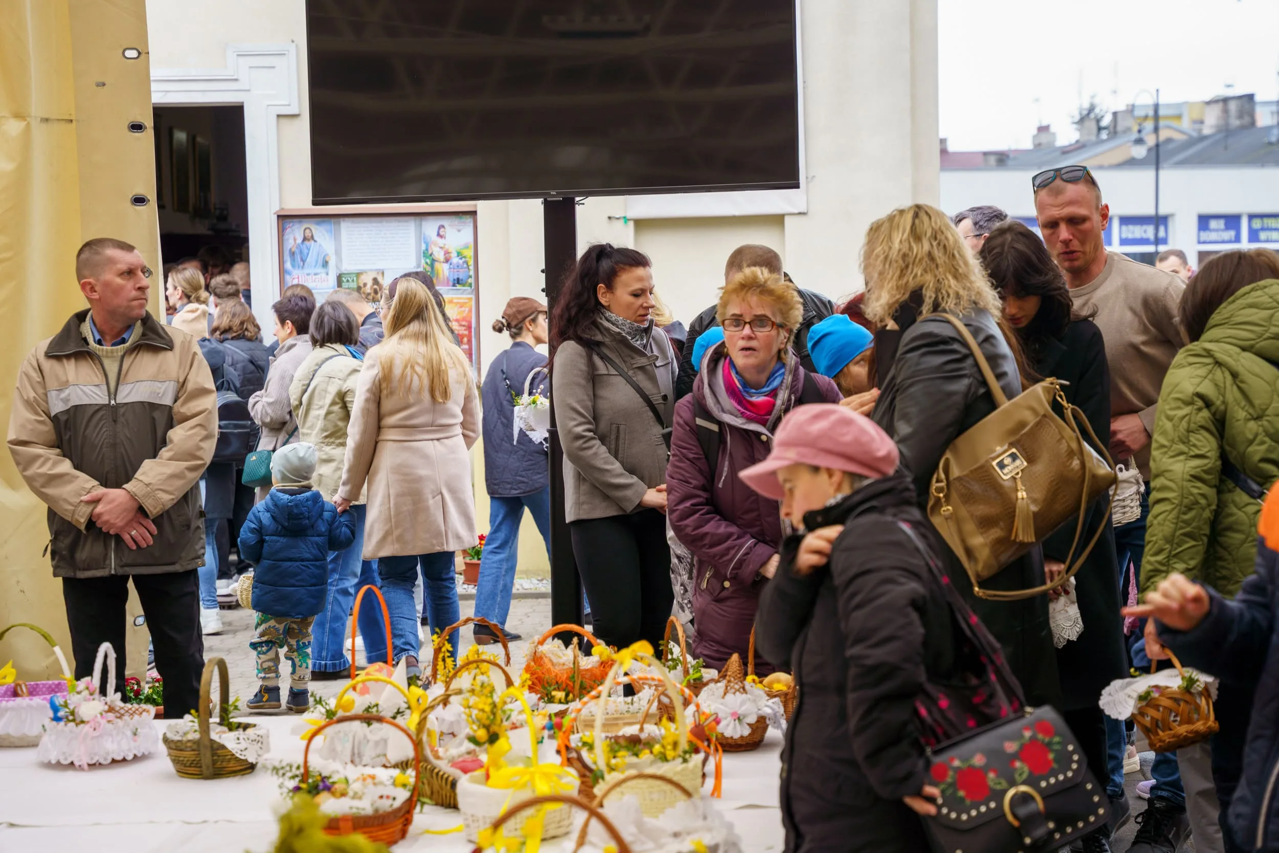 Święcenie pokarmów 2026 w Skierniewicach. Tłumy u św. Jakuba i św. Stanisława [ZDJĘCIA] — zdjęcie 37 z 70
