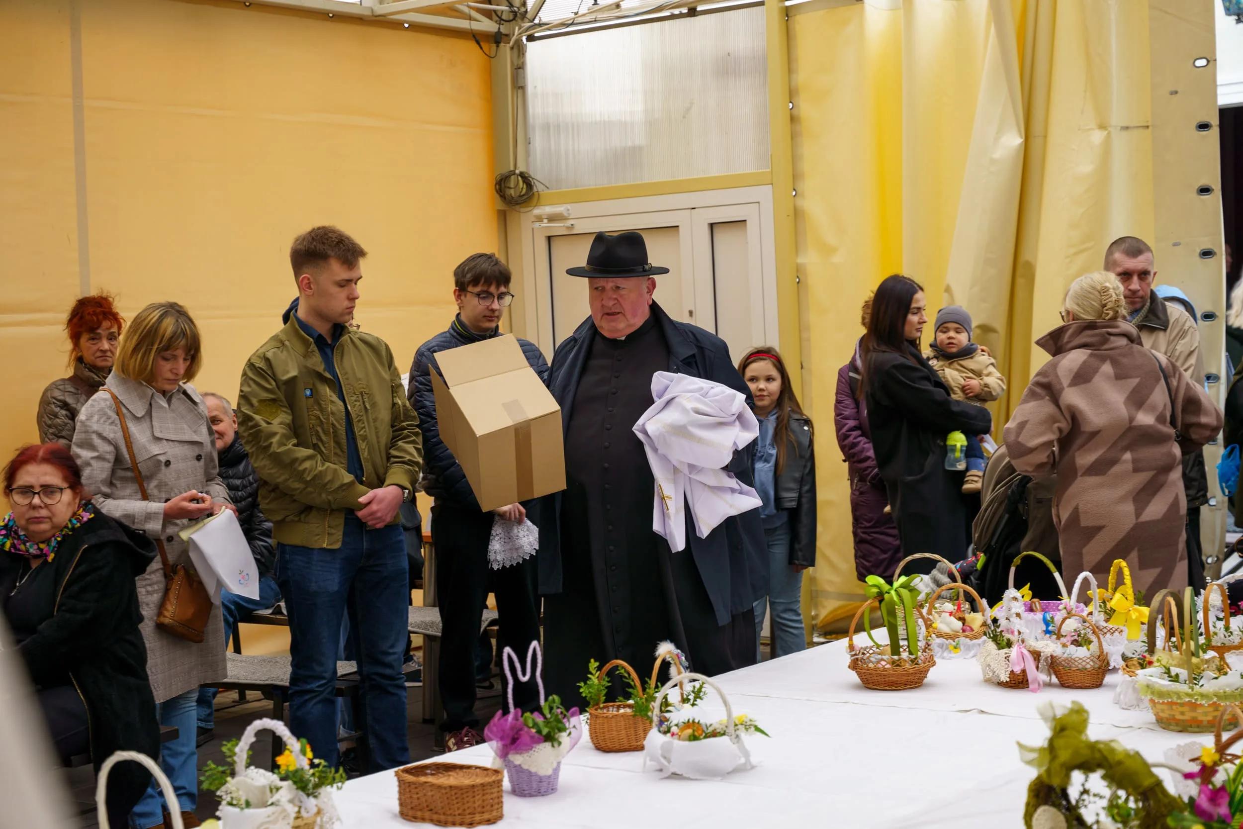 Święcenie pokarmów 2026 w Skierniewicach. Tłumy u św. Jakuba i św. Stanisława [ZDJĘCIA] — zdjęcie 41 z 70