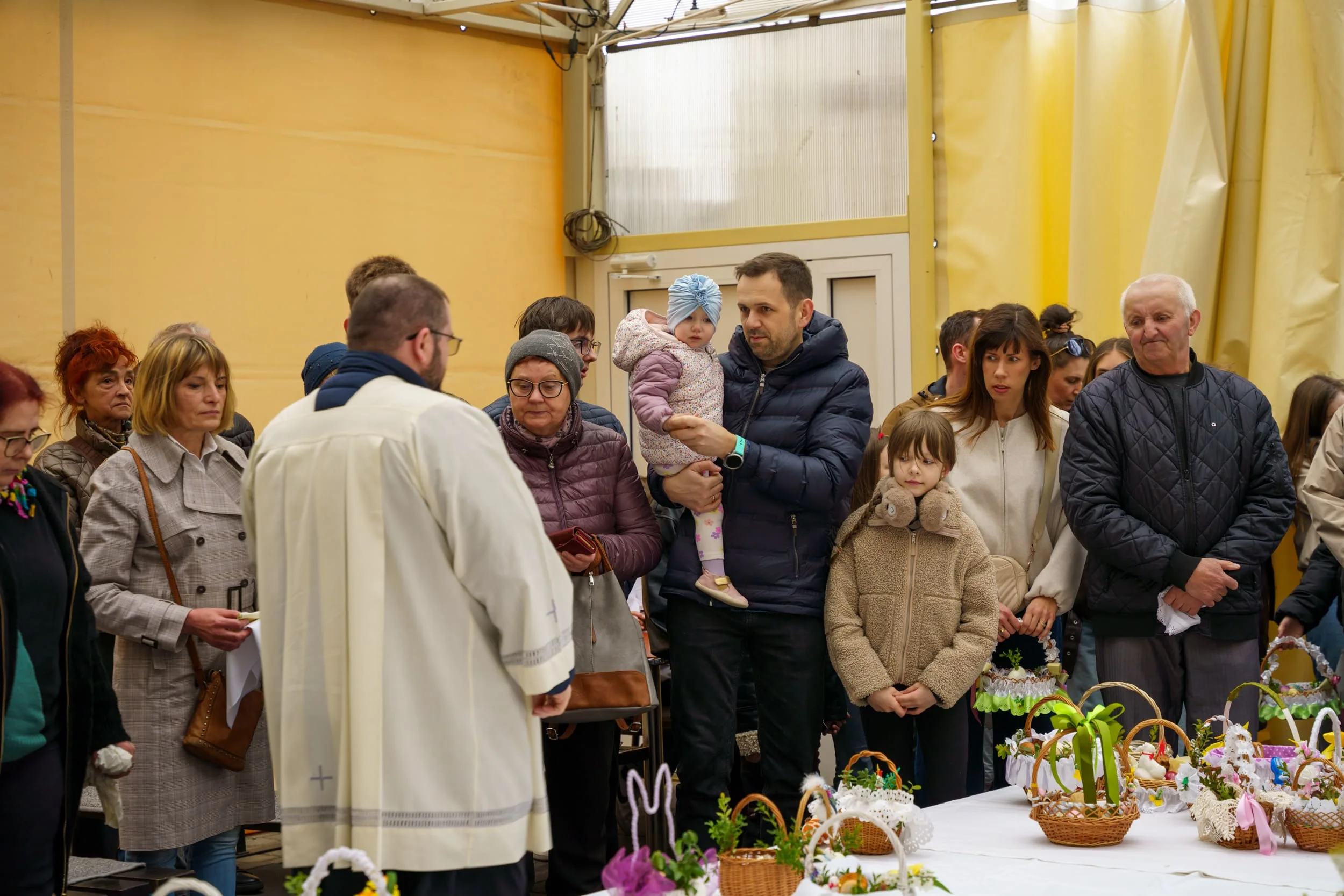 Święcenie pokarmów 2026 w Skierniewicach. Tłumy u św. Jakuba i św. Stanisława [ZDJĘCIA] — zdjęcie 43 z 70